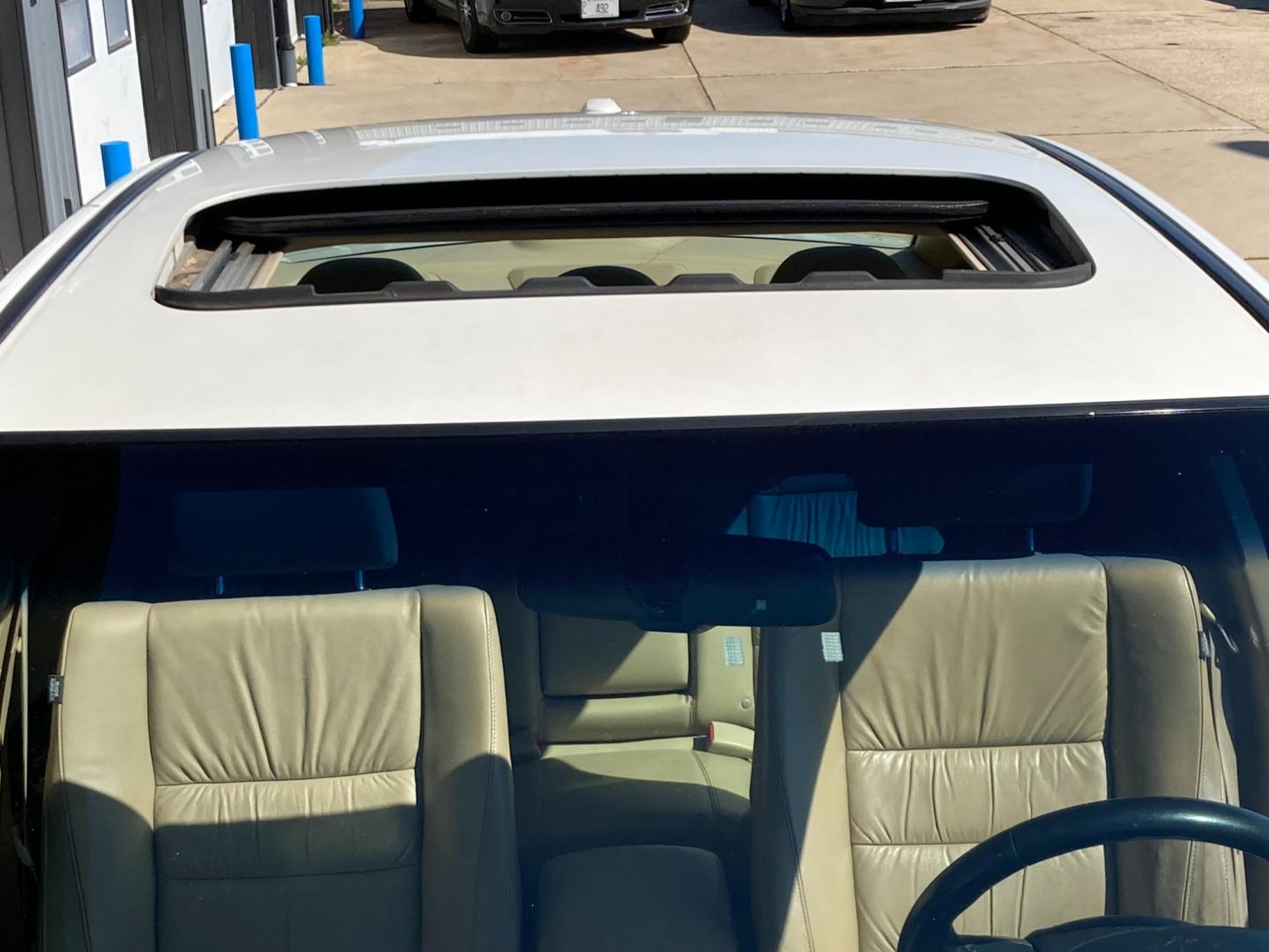 2011 Taffeta White Honda Accord EX-L V-6 Sedan AT (5KBCP3F8XBB) with an 3.5L V6 SOHC 24V engine, 5-Speed Automatic transmission, located at 1800 South Ihm Blvd, Freeport, IL, 61032, (815) 232-5543, 42.278645, -89.607994 - Accord EX-L 4D Sedan V6 - Photo#4